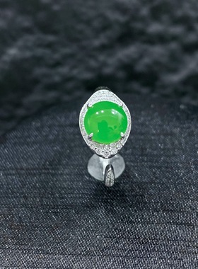 和田碧玉苹果绿蛋面戒指18k金镶嵌款式精致时尚