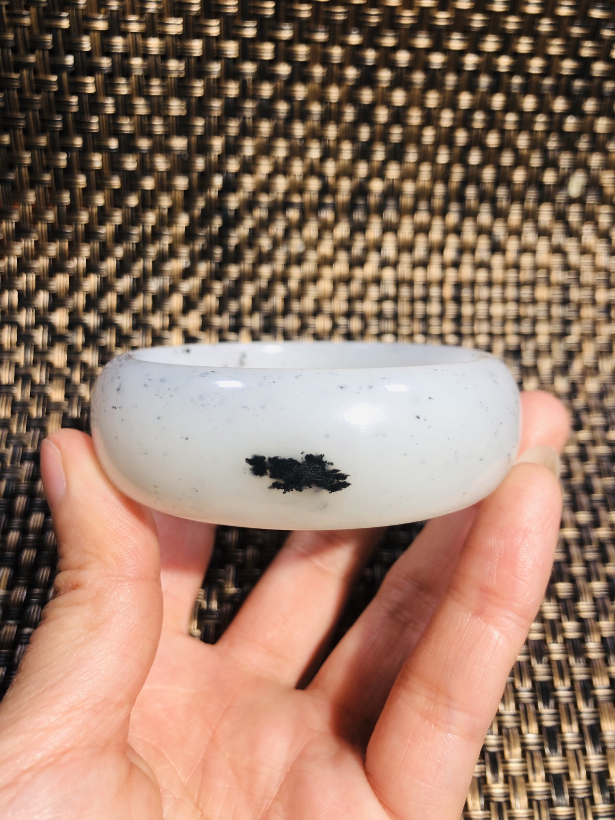 新疆和田籽料青花点墨手镯，料玉质细腻油润，特色点墨非常难得