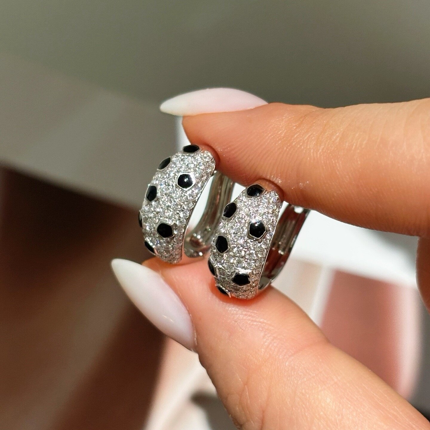18K白金培育钻石豹纹黑玛瑙耳钉 人工人造合成钻石满钻简约耳扣女