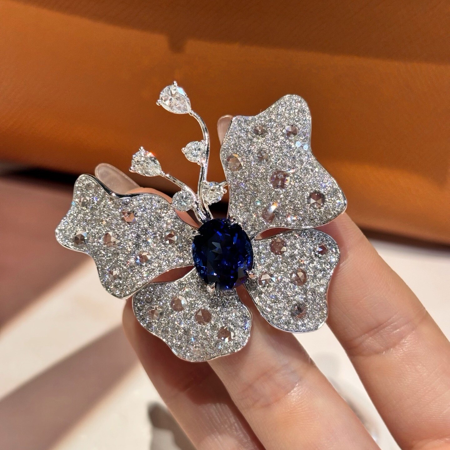 18K白金培育无烧皇家蓝蓝宝石立体蝴蝶开翅胸针 合成钻石胸饰男女图片