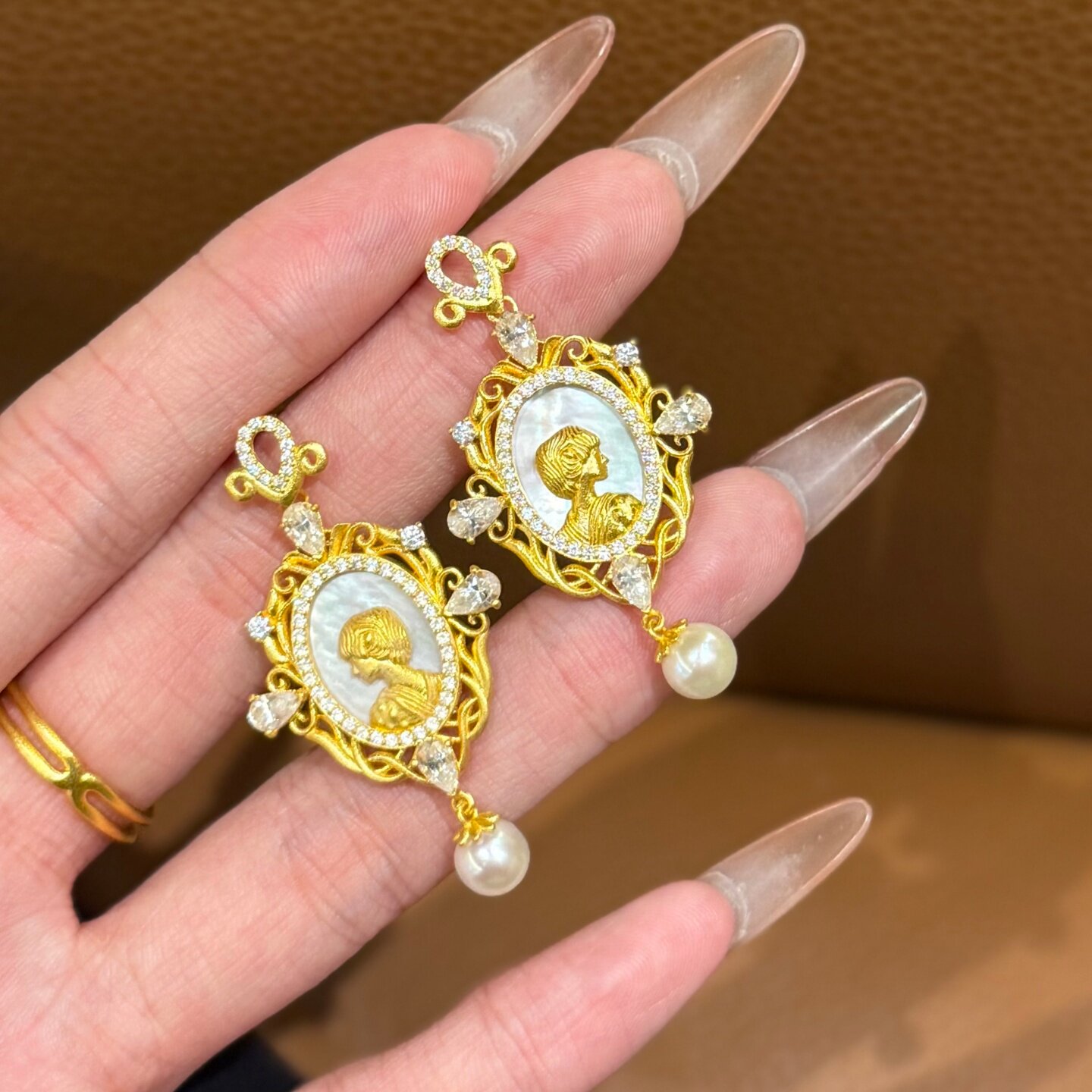 黄金女王白贝母珍珠耳钉 999足金镶莫桑钻耳环送女友妈妈生日礼物