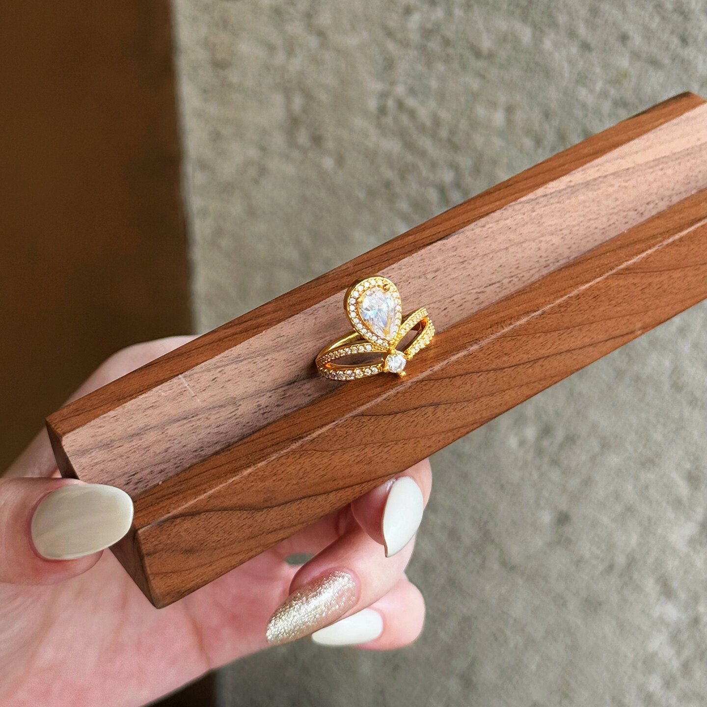 黄金满钻水滴皇冠戒指 足金999莫桑钻对戒结婚订婚送女友生日礼物