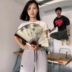 纽扣旋转飞扇coser拍视频魔术表演道具古风国风少女可以转的扇子