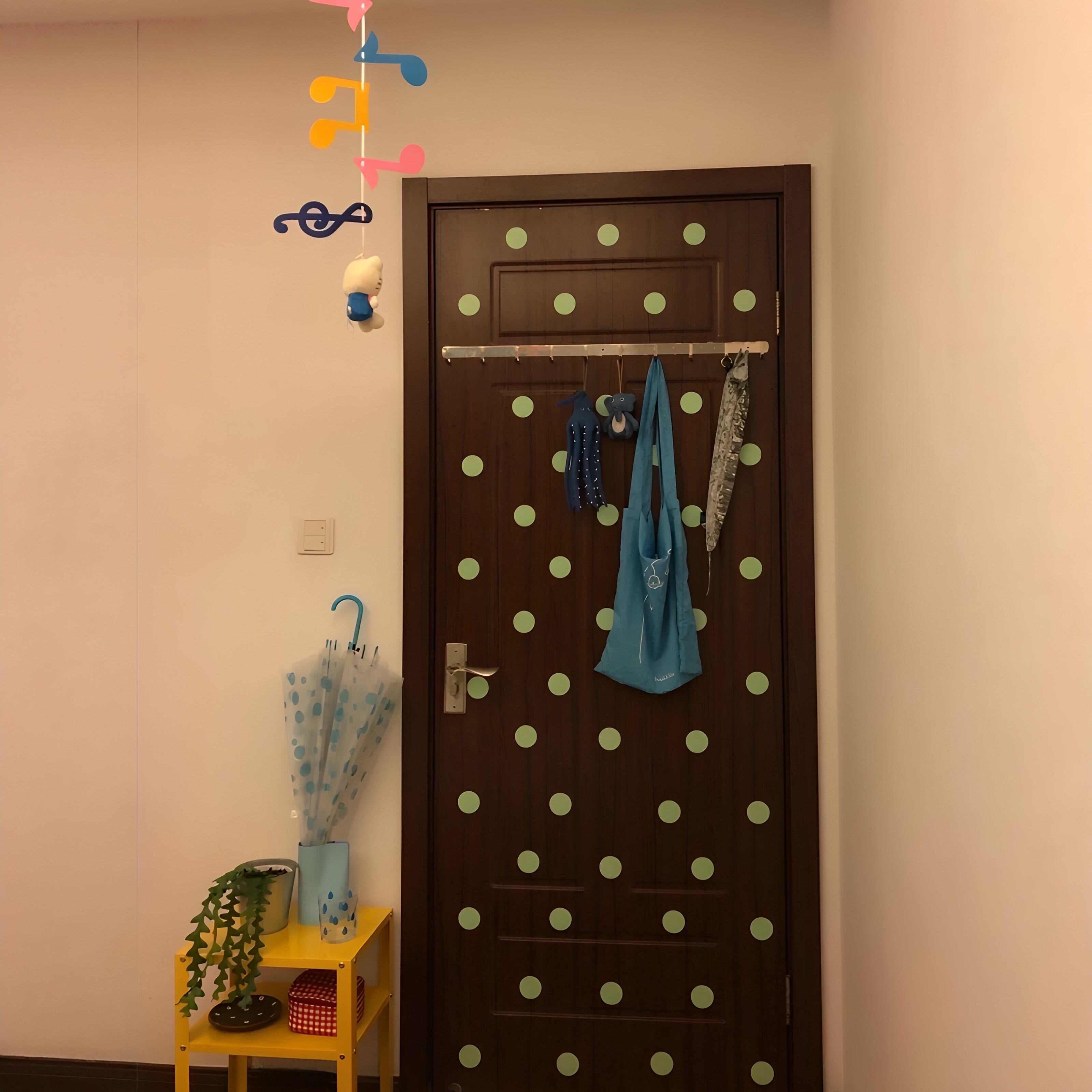 卧室门爆改!多巴胺波点装饰贴纸创意DIY入户门自粘改装遮丑神器