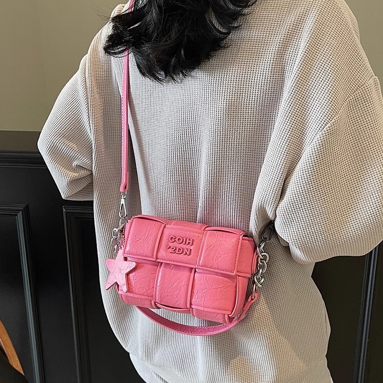 玫粉色多巴胺超火编织包包女2025新款高级感轻奢小众设计斜挎小包