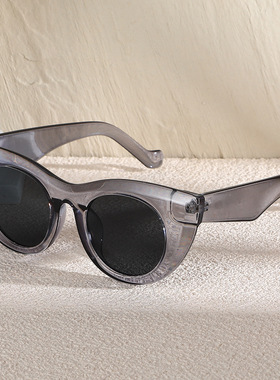 复古猫眼墨镜女式灰色透明眼镜框撞色太阳镜街拍旅游凹造型圆镜片