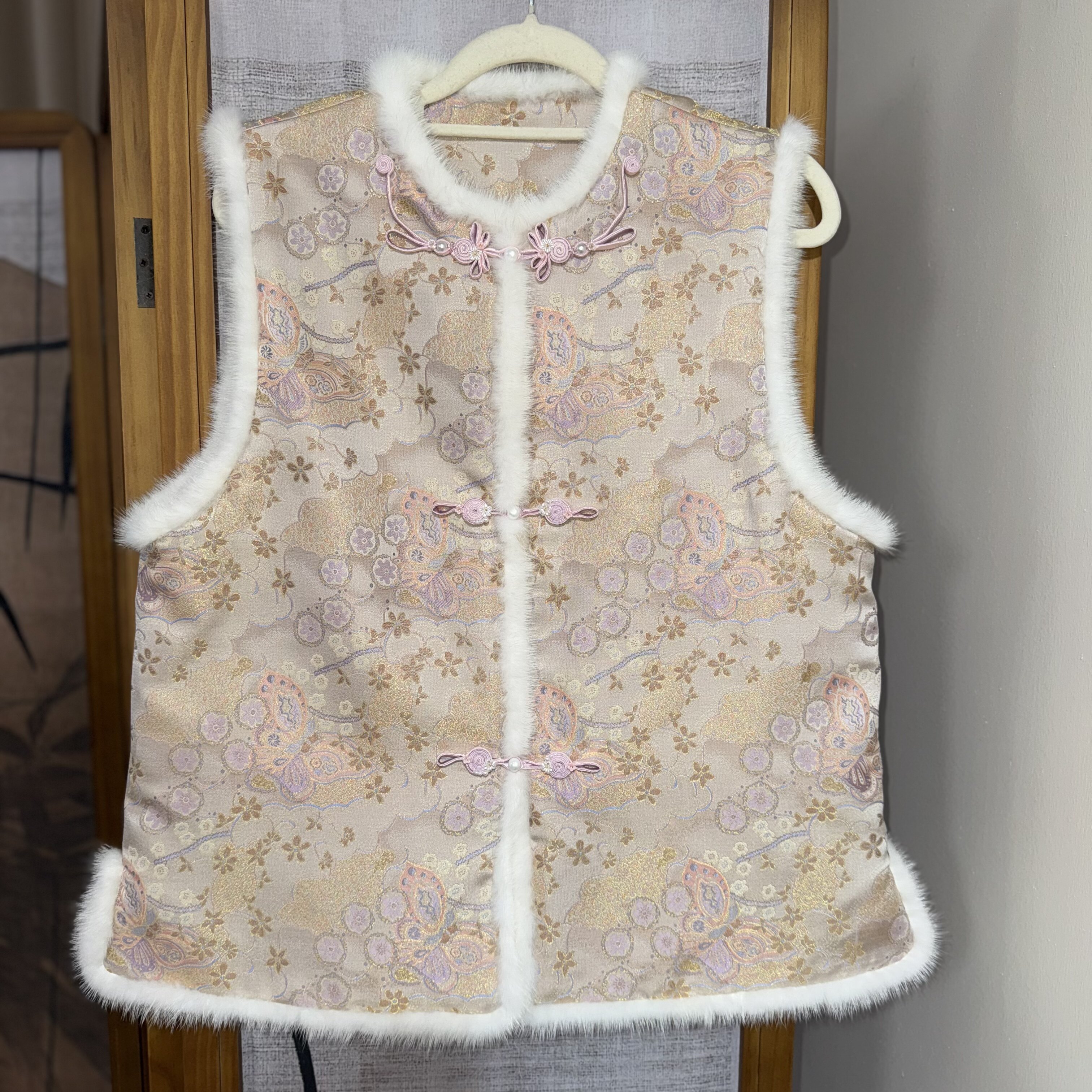 上久楷宋锦瑞彩蝶舞新中式国风真丝里衬蚕丝棉棉马甲毛领带钢印