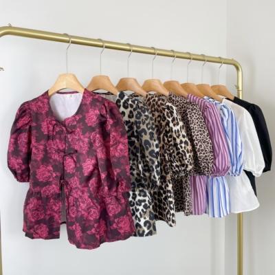 J3022系带蝴蝶结减龄圆领上衣2025新款女印花泡泡短袖设计感小衫