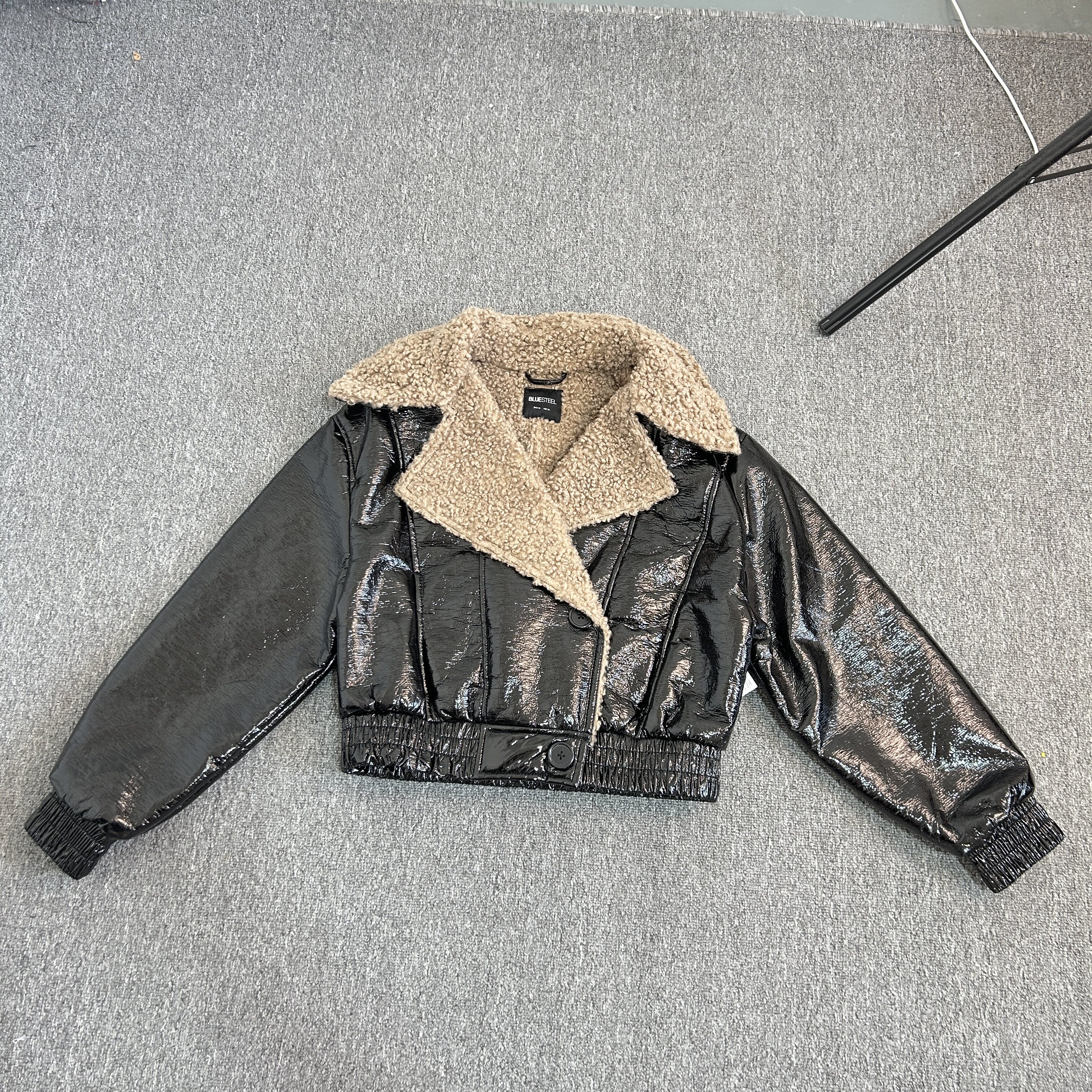 秋冬新款羊羔毛翻领短款亮面皮衣外套女机车服夹克上衣