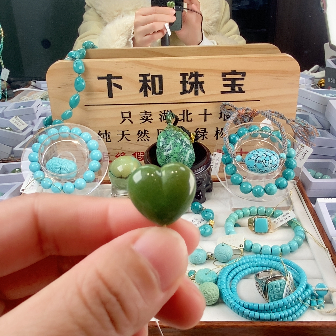 翡翠绿玉化屁桃