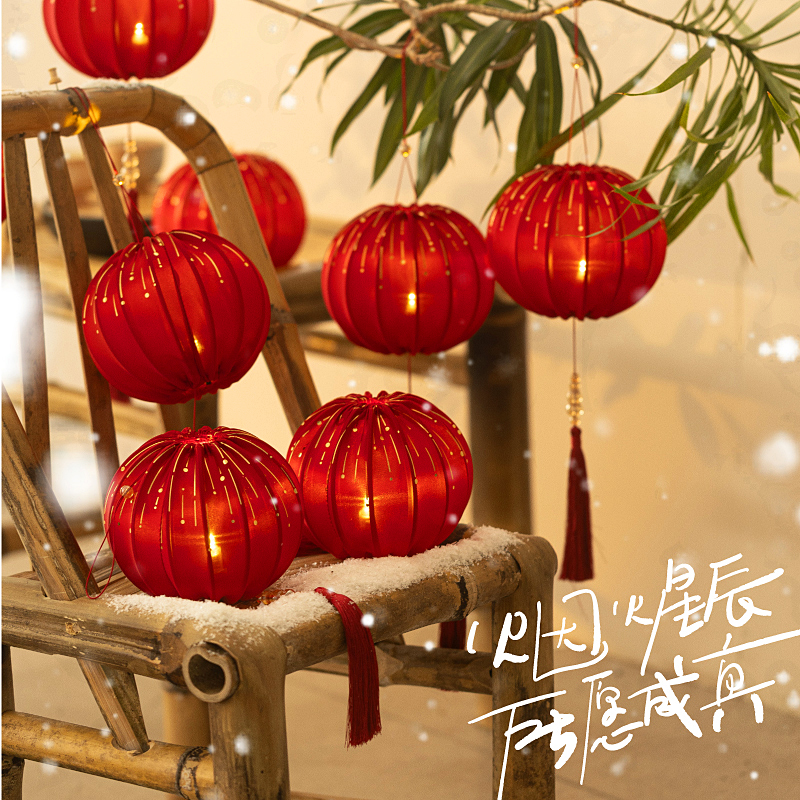 亨勒挂在树上的小灯笼