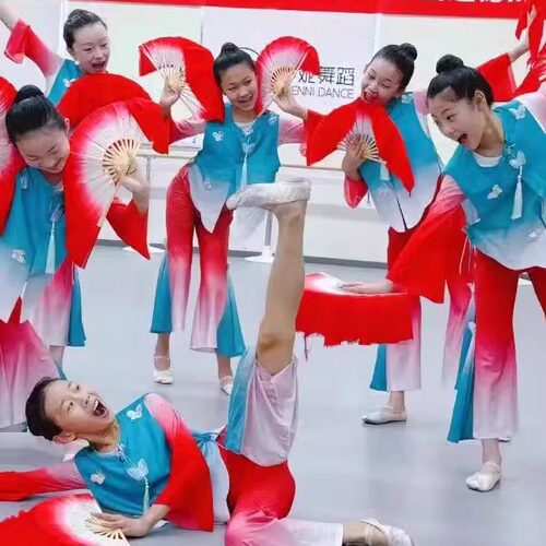 女童花儿对我其他民族舞
