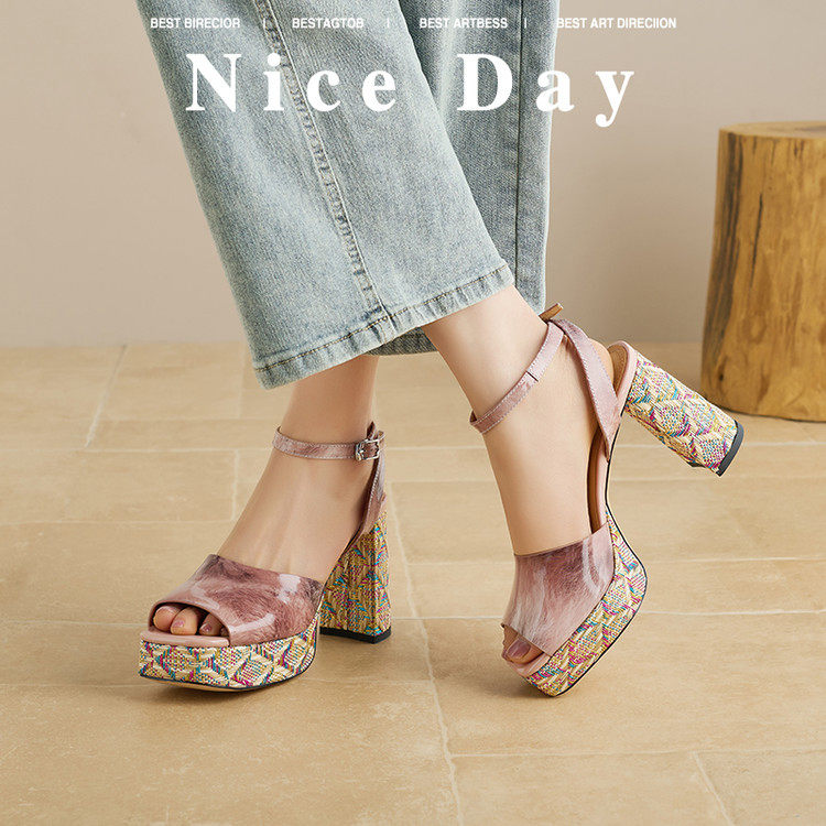 2026新款漆皮小众设计感配裙子9cm高跟鞋鱼嘴鞋女款粗跟凉鞋