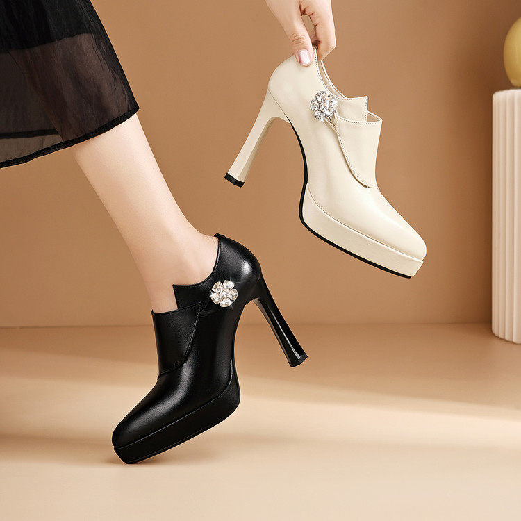 2026年秋冬新款尖头细跟超高跟及踝靴水钻绝美时尚女士时装靴