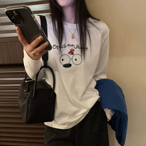 DW秋冬白色卡通刺绣字母休闲百搭圆领长袖打底衫女秋冬上衣8089