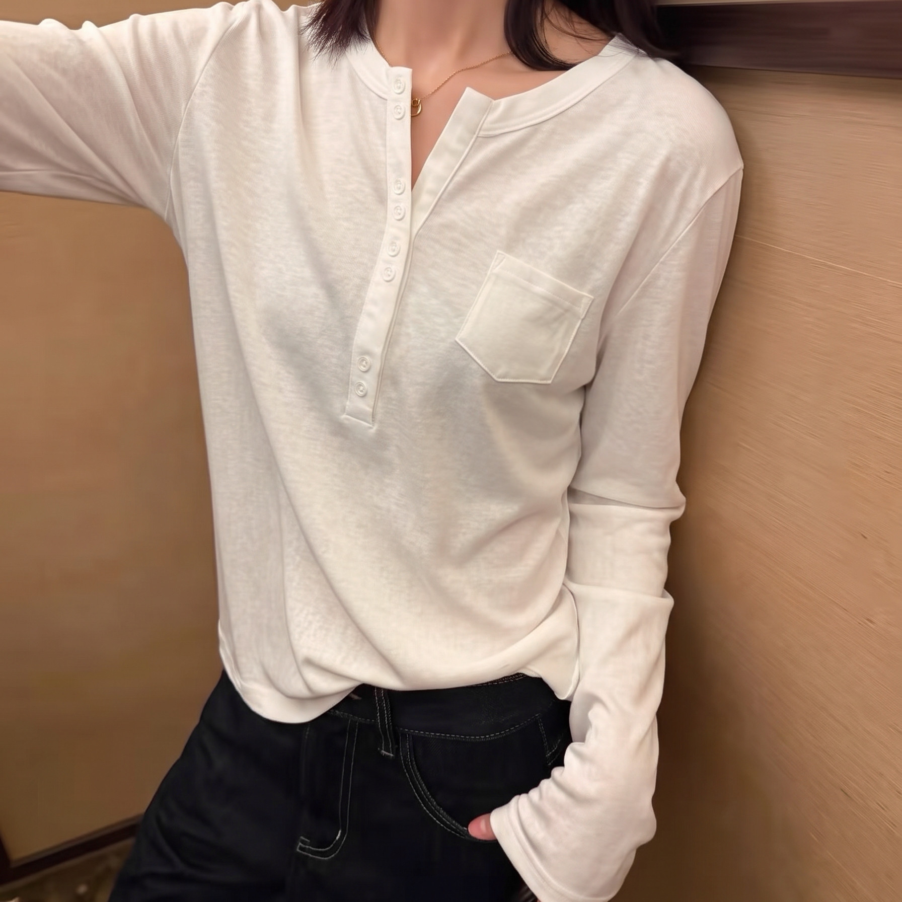 DW秋冬百搭时尚洋气圆领剪刀口半开扣长袖T恤打底衫女柔软8876