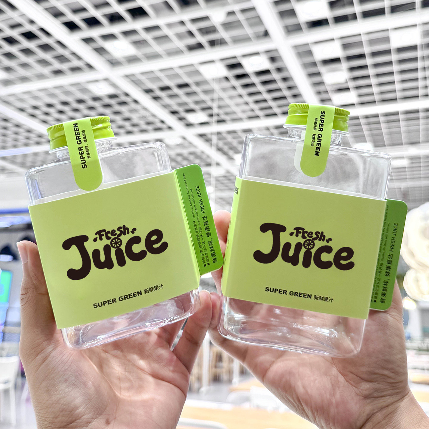 网红果汁瓶简约绿色塑料包装瓶带孔盖饮料瓶水果店鲜榨果汁吸管杯图片