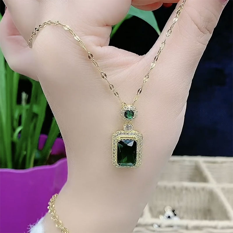 新款高端气质祖母绿水晶项链吊坠女网红时尚轻奢百搭短款锁骨链潮