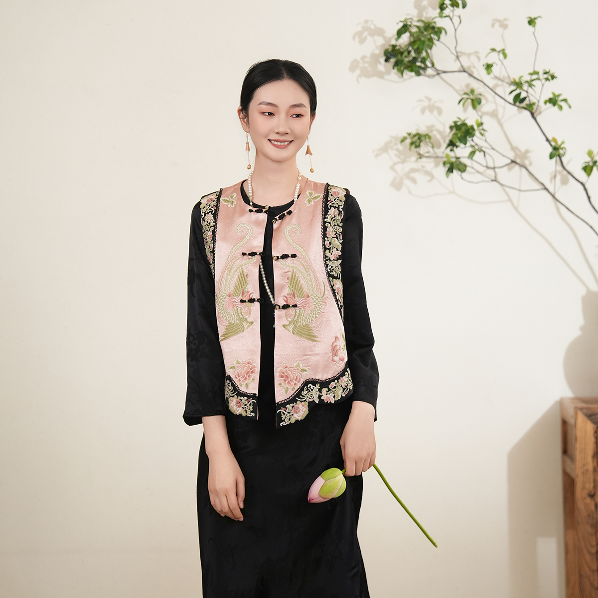 布符新中式「粉醋酸敦煌青鸟重工刺绣马甲」2025年秋款满式女马夹