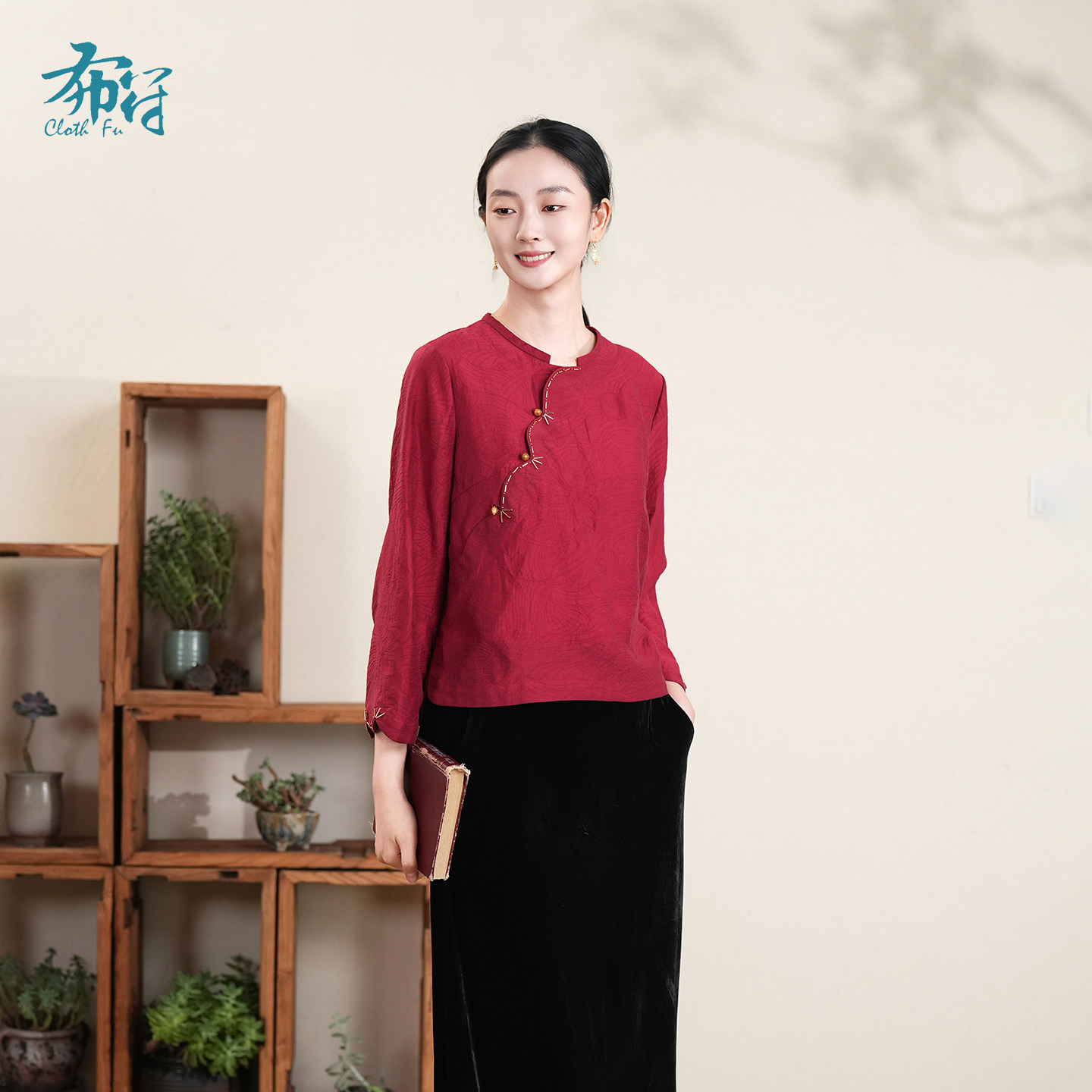 布符新中式「酒红提花无领珠绣旗袍上衣」2026年春季新品长袖