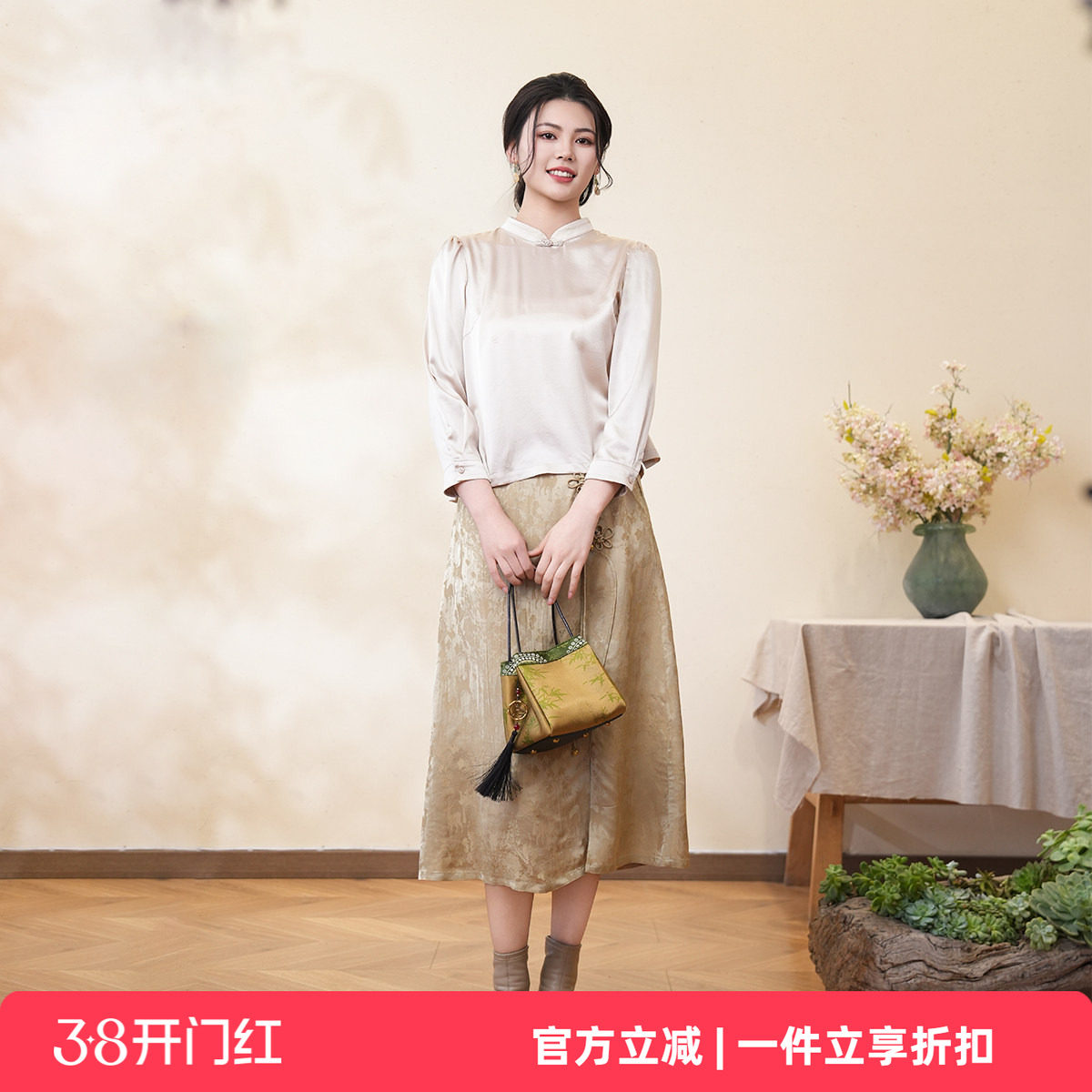 布符2025年春秋新款米白真丝琵琶扣旗袍上衣重磅桑蚕丝波点印花女