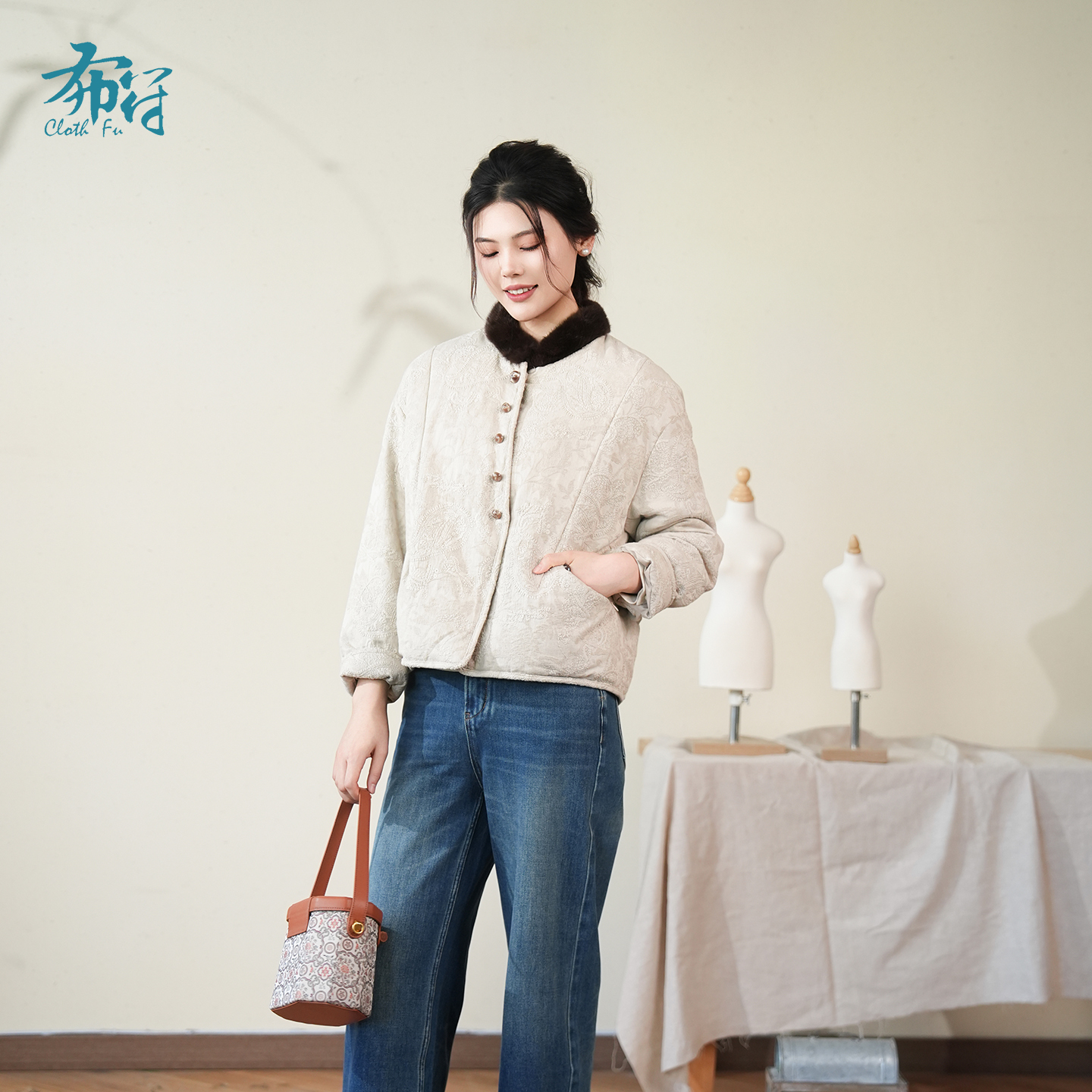 布符新中式「米白提花毛领中式鹅绒服」2025年冬季原创设计羽绒服