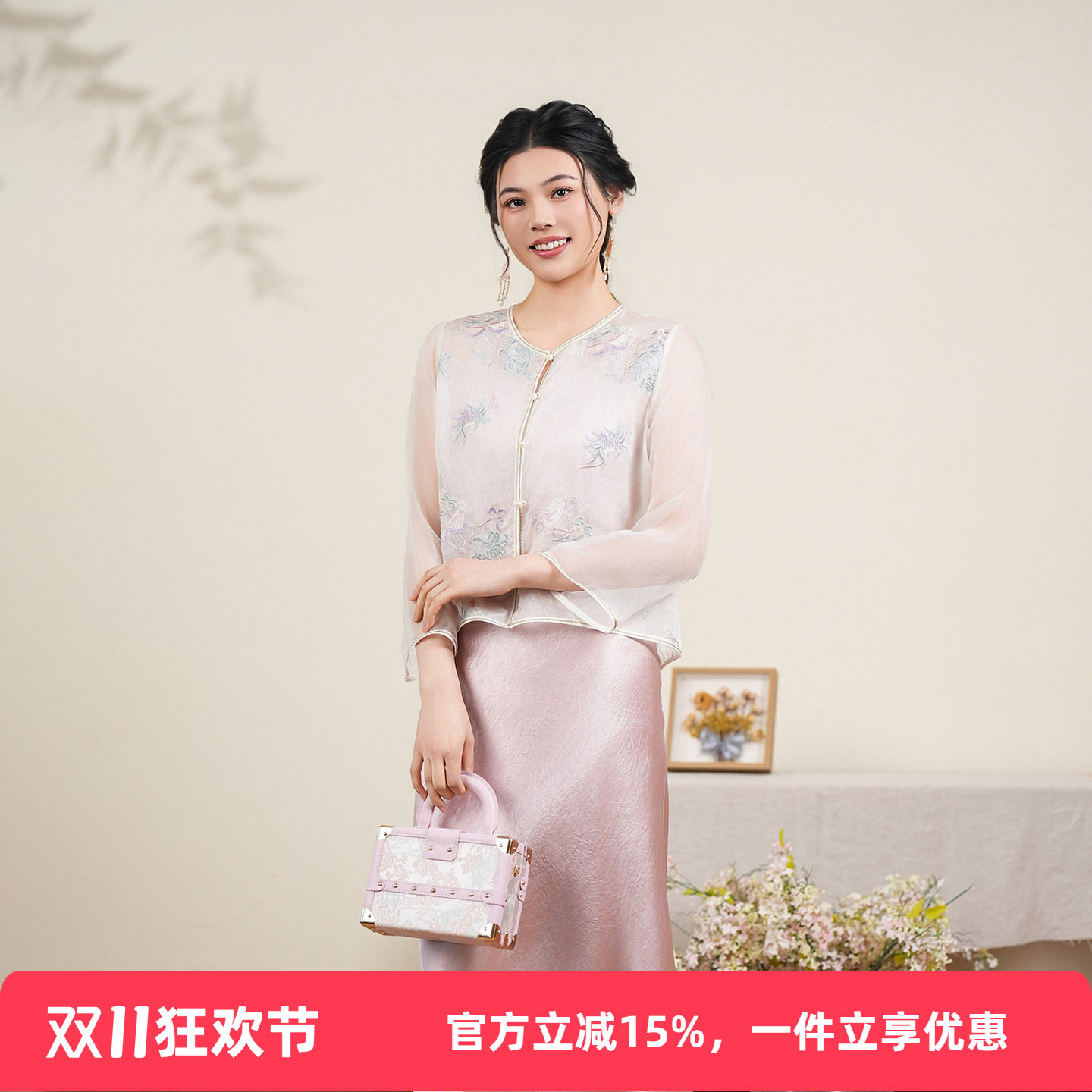 布符新中式「米白重工刺绣喇叭袖花边外套」2026年夏季女圆领短款
