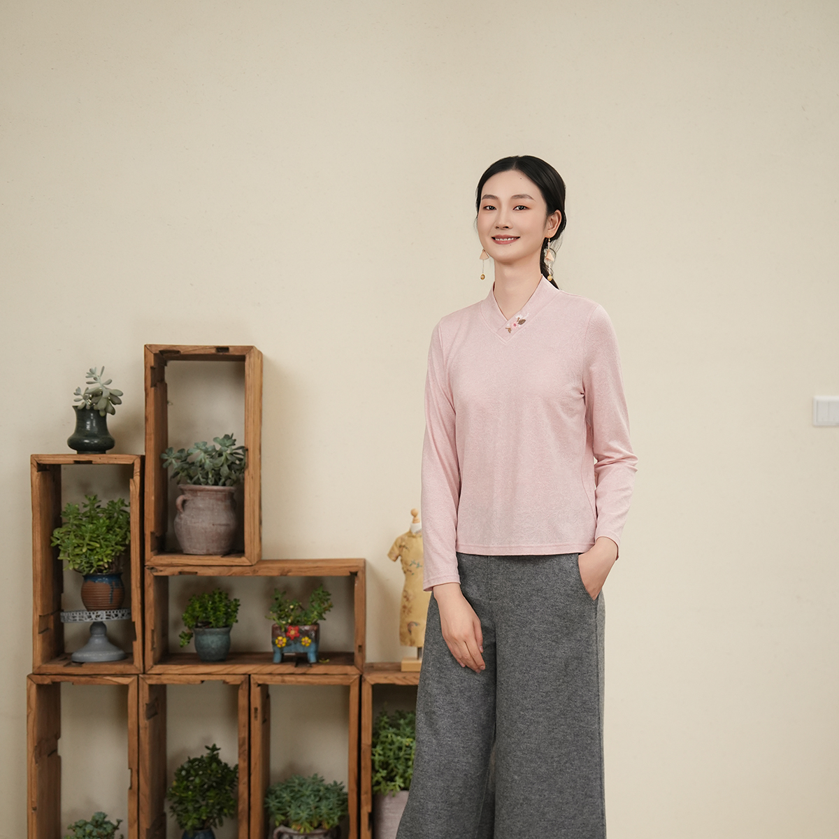 布符原创设计2025年秋季新品绣花交领针织长袖上衣修身时尚女装