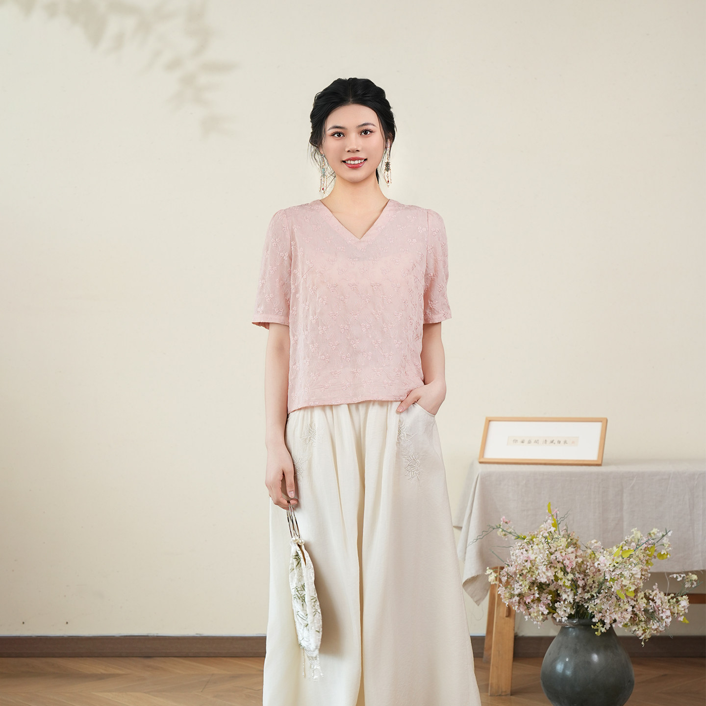 布符新中式花卉刺绣V领女士T恤图片