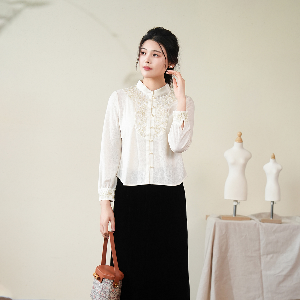 布符新中式2025年秋新品白色拼针织刺绣立领衬衫减龄洋气长袖上衣