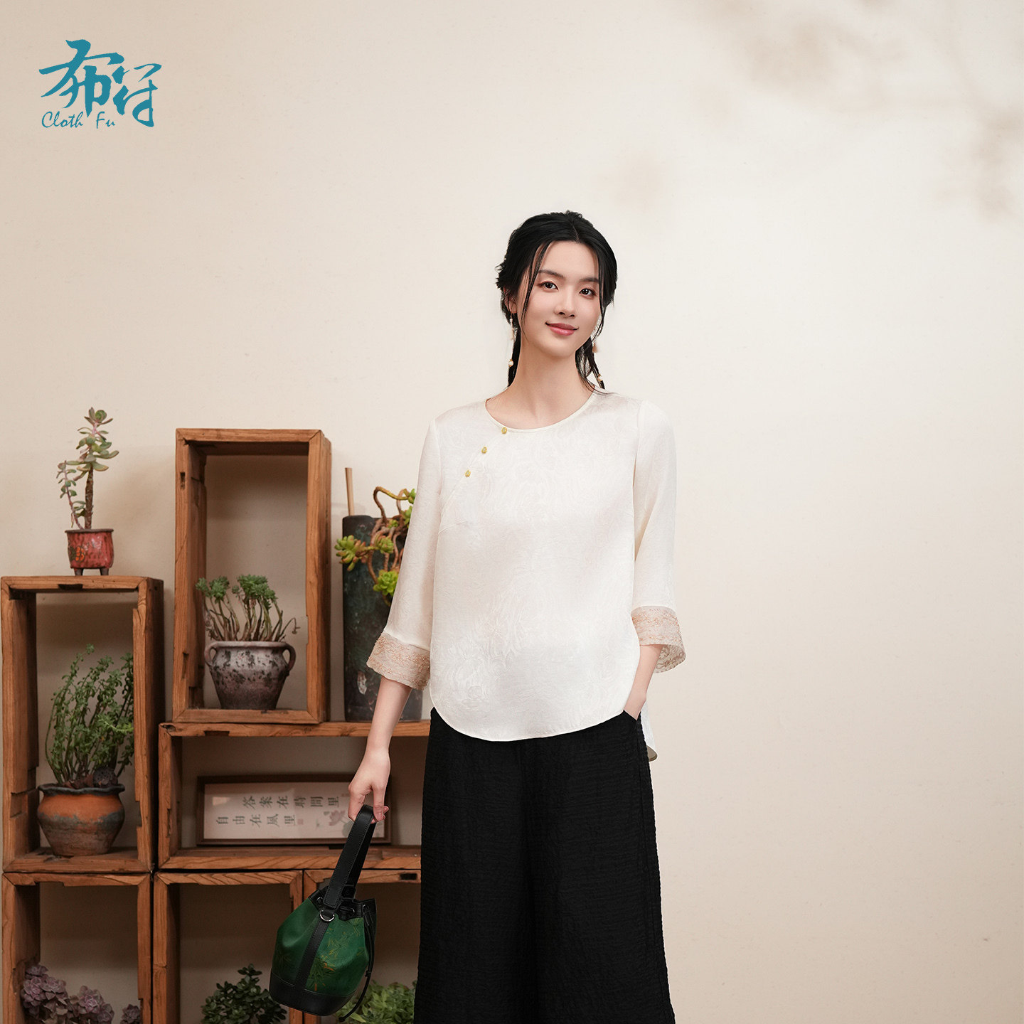 布符新中式「织金幻影蝴蝶圆领弧形摆上衣」2026年夏季旗袍上衣女