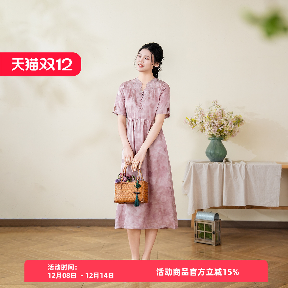 2025年夏季新品剪花绣连衣裙