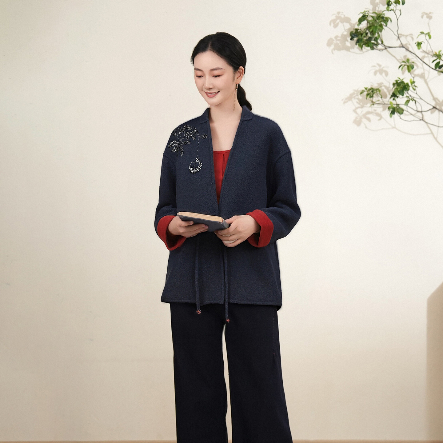 布符新中式「米色/丈青V领刺绣羊毛外套」2025年秋冬盘扣短款毛呢