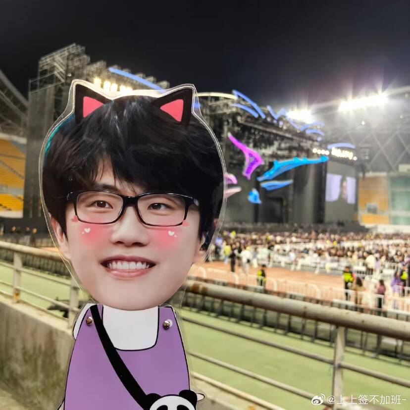 许嵩伸缩娃娃演唱会应援周边摆摊