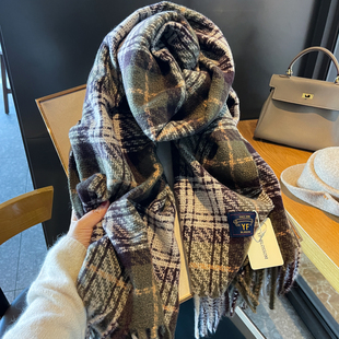 2025新款高级感棕绿色仿羊绒格子围巾女冬季百搭复古保暖围脖披肩