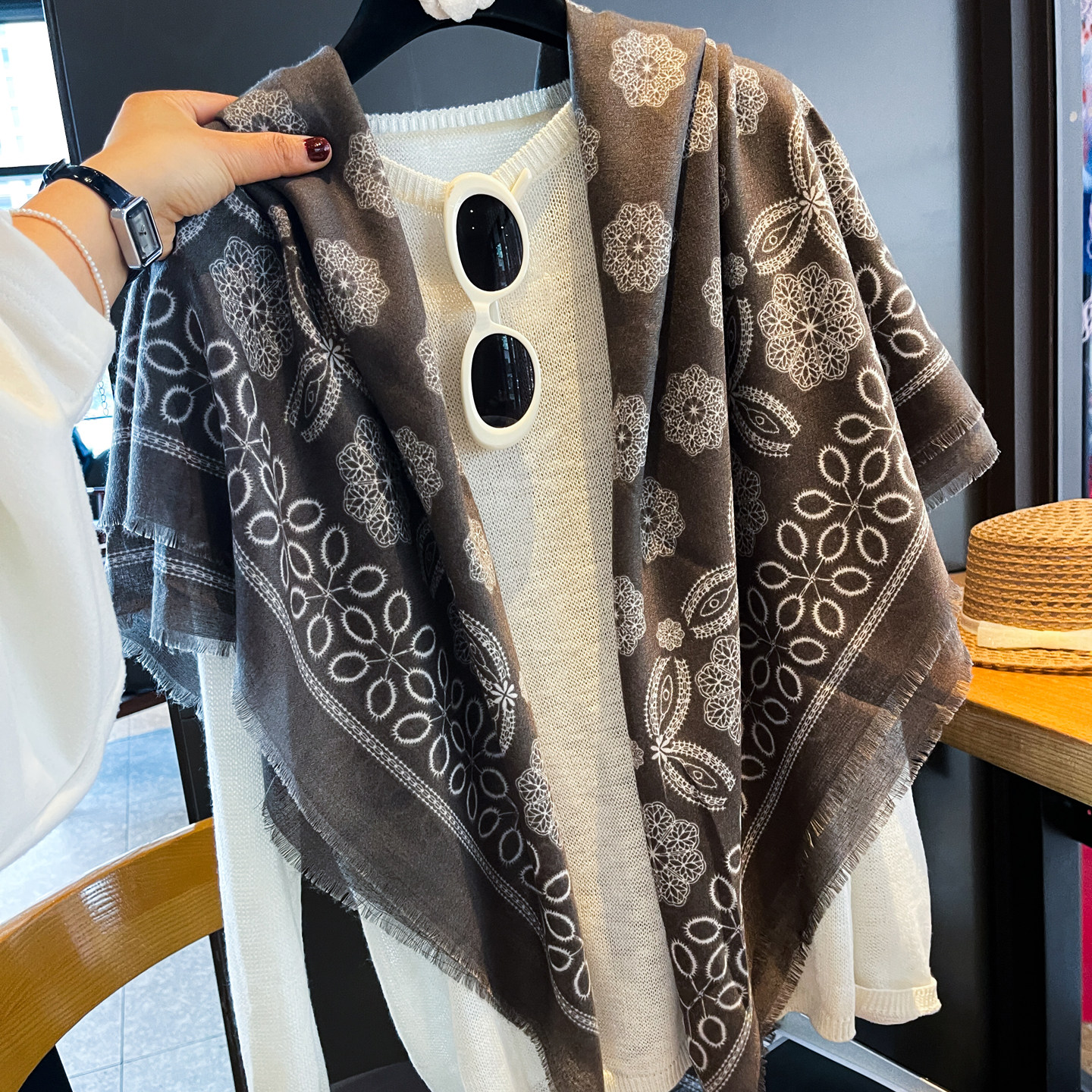 烟咖亚麻围巾女老钱风方巾空调房披肩四季薄丝巾外搭防晒西装丝巾