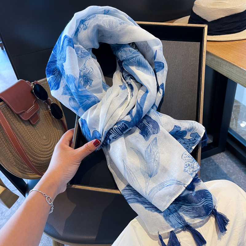 韩版春季丝巾百搭时尚蓝韵花朵棉麻围巾长款薄款纱巾夏季防晒披肩