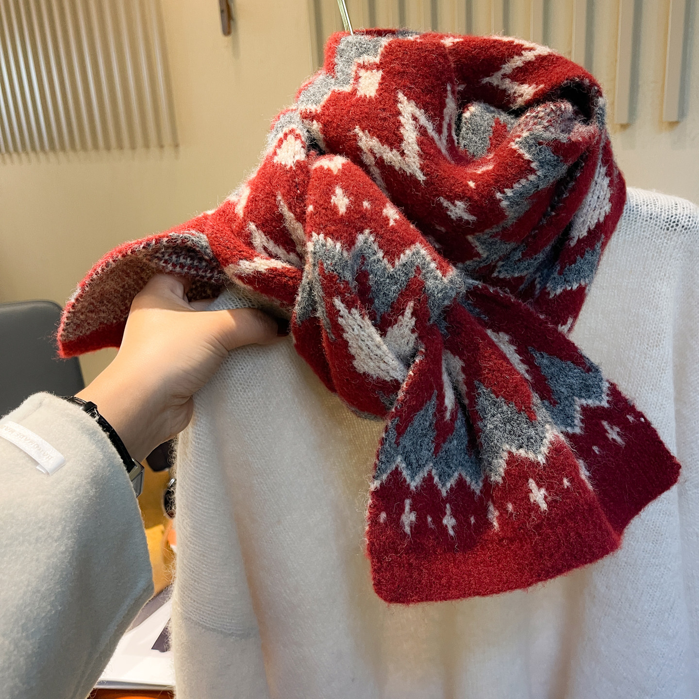 费尔岛针织毛线围巾女秋冬加厚含羊毛保暖红色菱格新年氛围感围脖,服饰配件/皮带/帽子/围巾,围巾/丝巾/披肩,淘宝优惠券,粉丝福利购,淘宝优惠卷