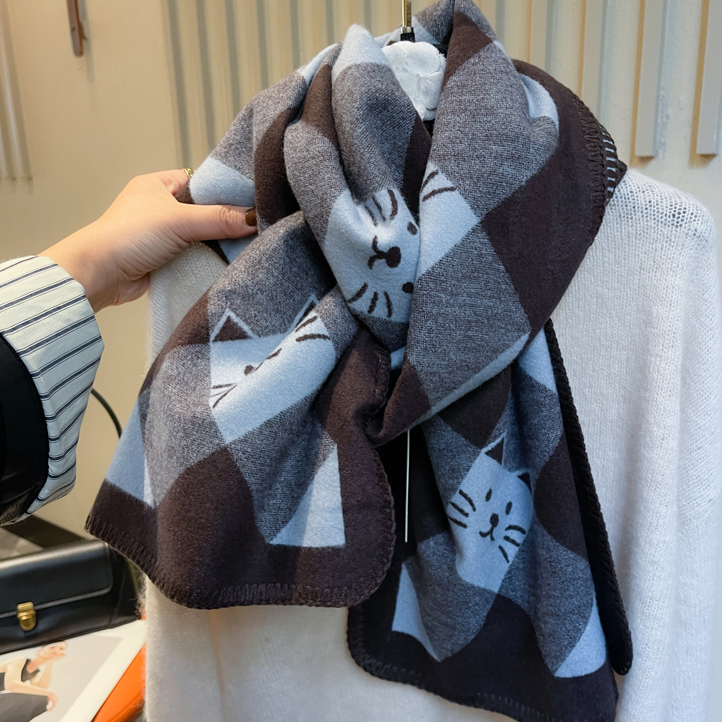高级咖蓝双面猫咪格纹绵羊毛围巾女秋冬保暖加厚格子披肩学生围脖