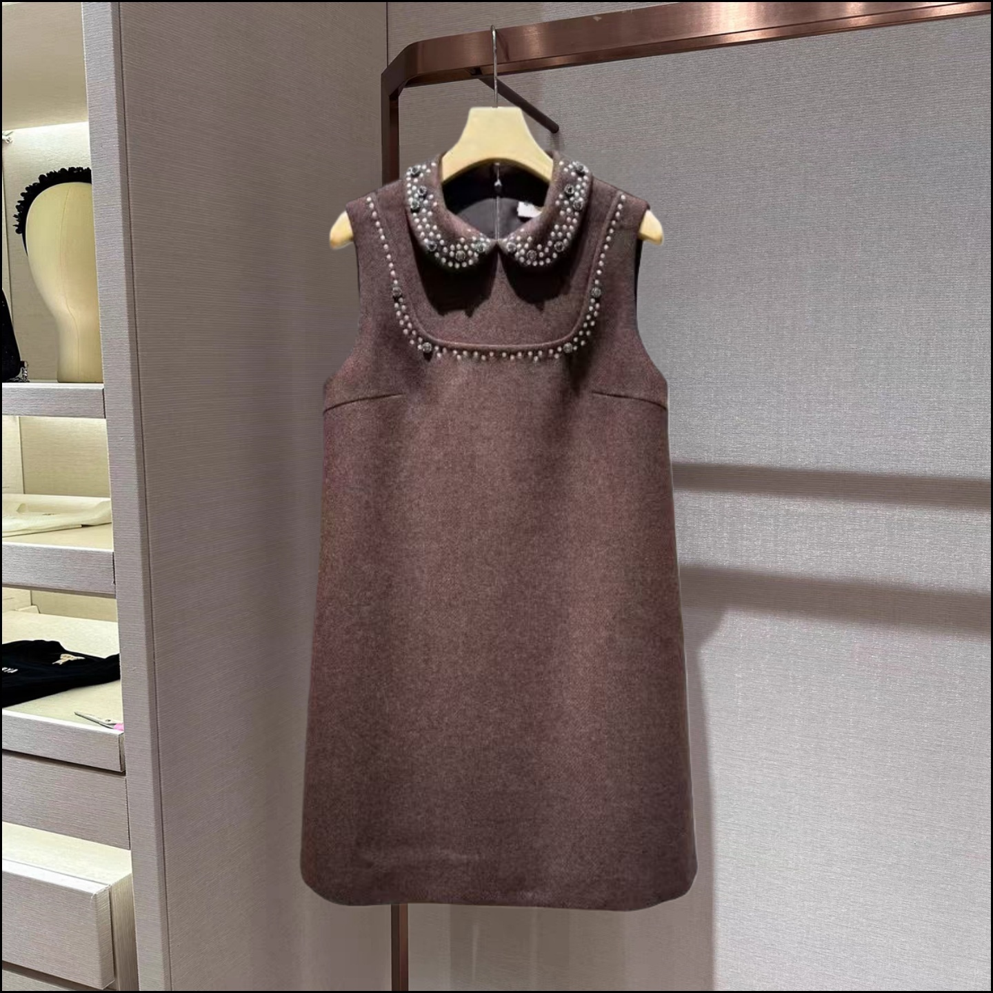 卓雅2025冬季娃娃领钉珠连衣裙女