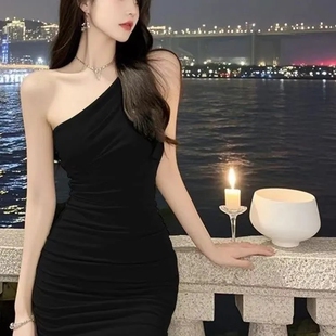 黑色吊带露肩无袖连衣裙女斜领露肩短裙不规则小个子褶皱包臀裙子
