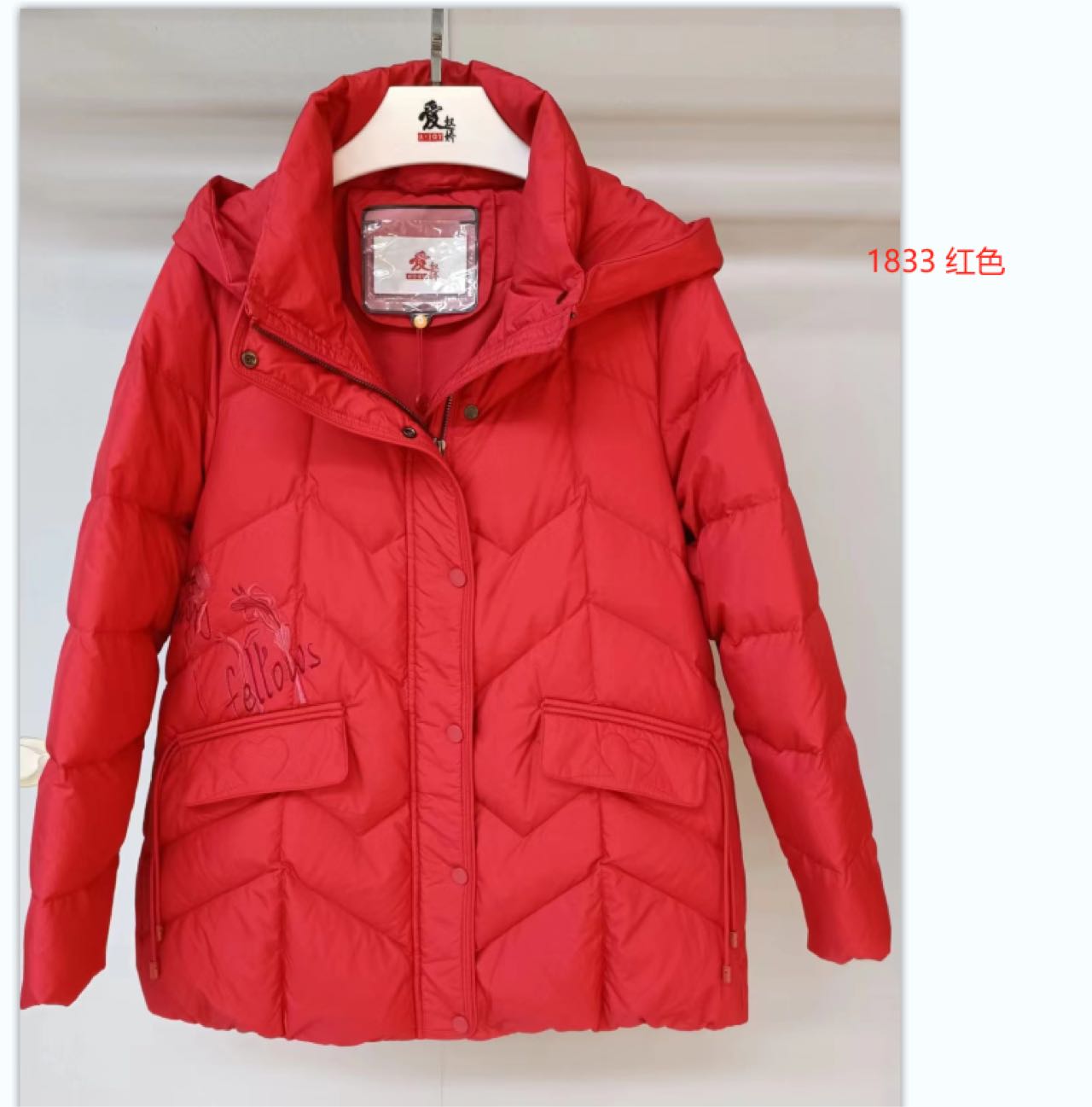 爱奴娇保暖连帽印花羽绒服女2024年秋冬时约中长款修身加厚休外套