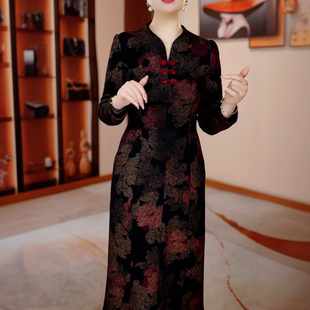 全身加绒加厚长袖连衣裙女2025秋冬新款高档妈妈遮肚洋气碎花裙子