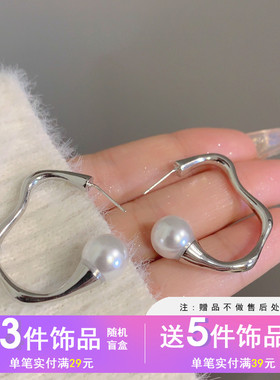 MiBaoS925银针欧美金属风不规则C字几何耳钉唯美珍珠简约耳饰6536
