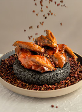 创意位上岩石灰色火山石板和牛烤肉乳鸽餐具位上盘子餐厅饭店商用