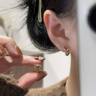 轻奢高级感红色满钻枫叶耳扣女秋冬复古气质百搭耳环小巧精致耳饰