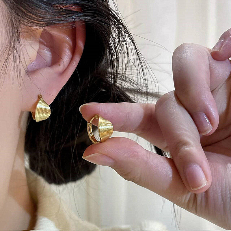 s925银针耳饰金色扭曲线条耳扣女法式轻奢复古感时尚气质百搭耳环,饰品/流行首饰/时尚饰品新,耳环,淘宝优惠券,粉丝福利购,淘宝优惠卷