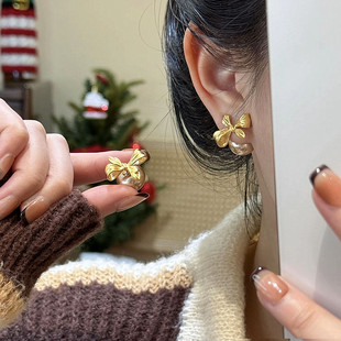一款两戴金色蝴蝶结珍珠耳钉法式复古高级感时尚气质百搭精致耳环