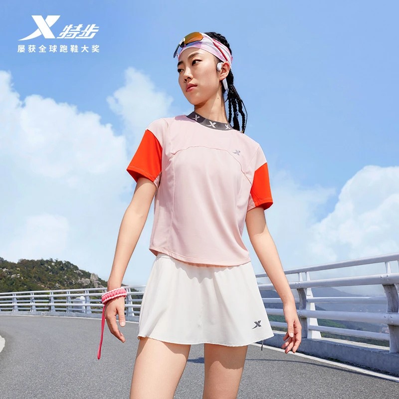 特步女跑步短袖速干透气高弹马拉松欧若拉动感t恤975228010402PB