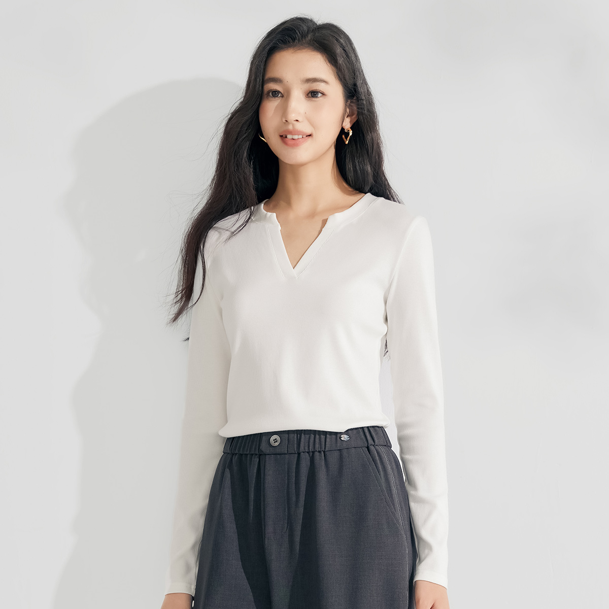 茵曼2025秋季新款长袖t恤女显瘦正肩V领独特超好看爆款上衣白色